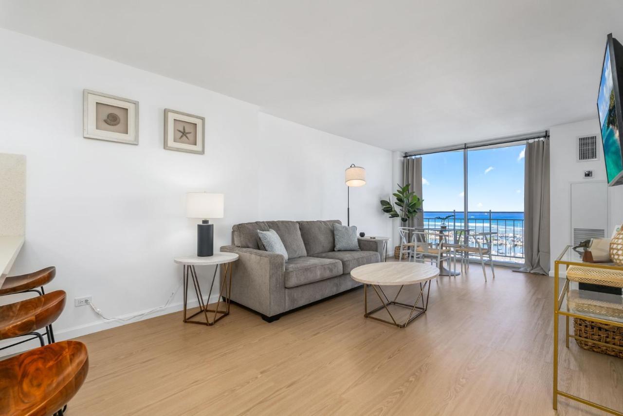 *remodeled Oceanfront In Waikiki - Ilikai Marina Apartment