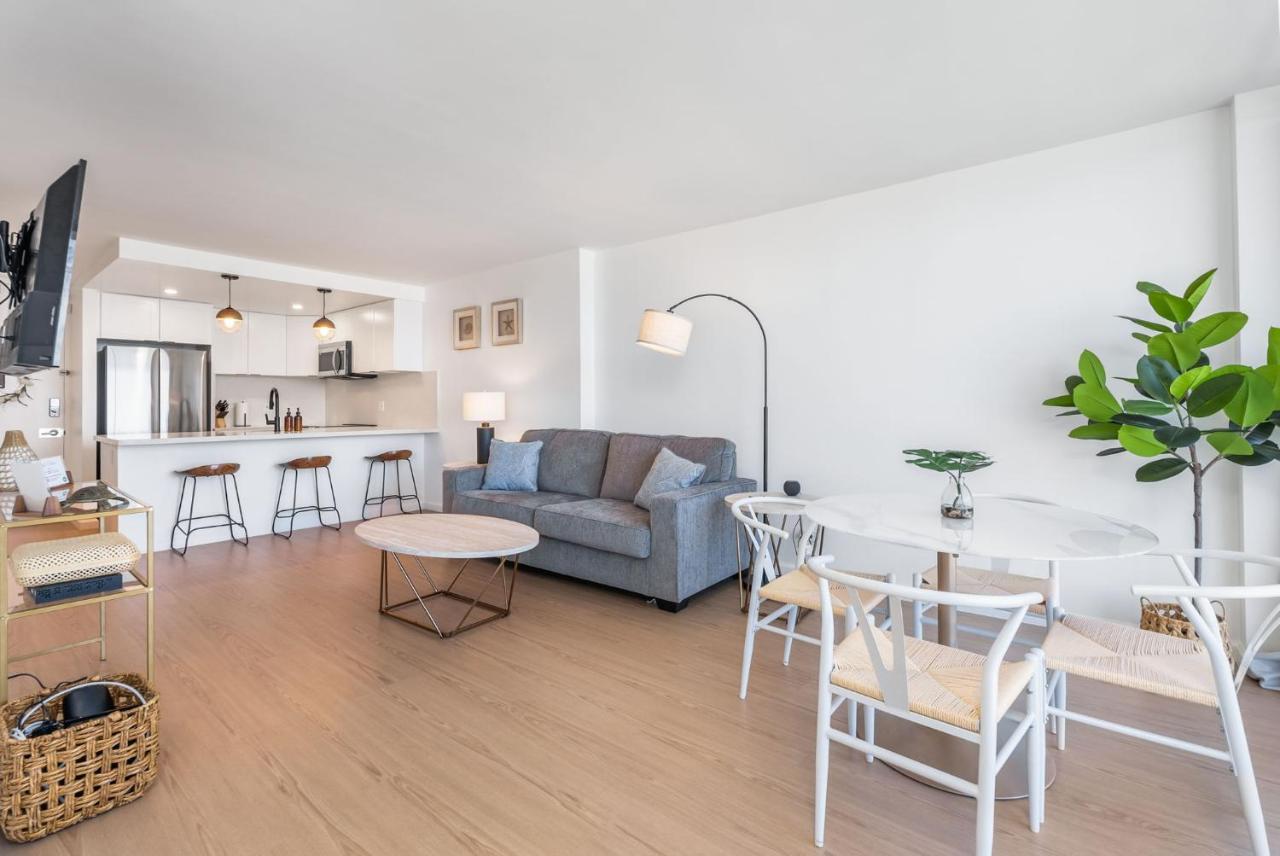 *remodeled Oceanfront In Waikiki - Ilikai Marina Apartment