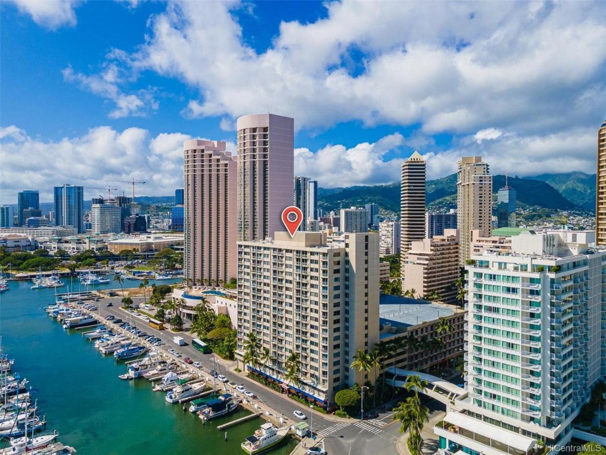 *remodeled Oceanfront In Waikiki - Ilikai Marina Honolulu
