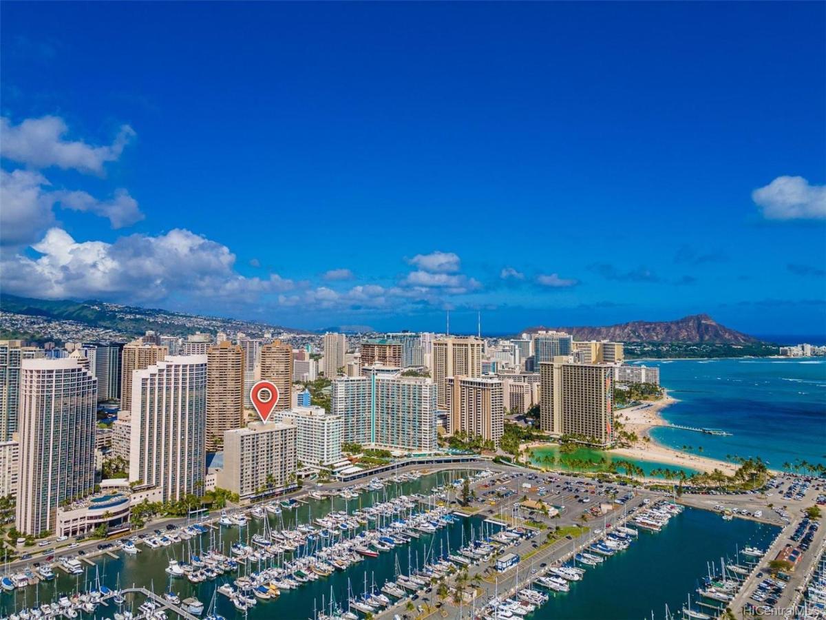 *remodeled Oceanfront In Waikiki - Ilikai Marina Honolulu