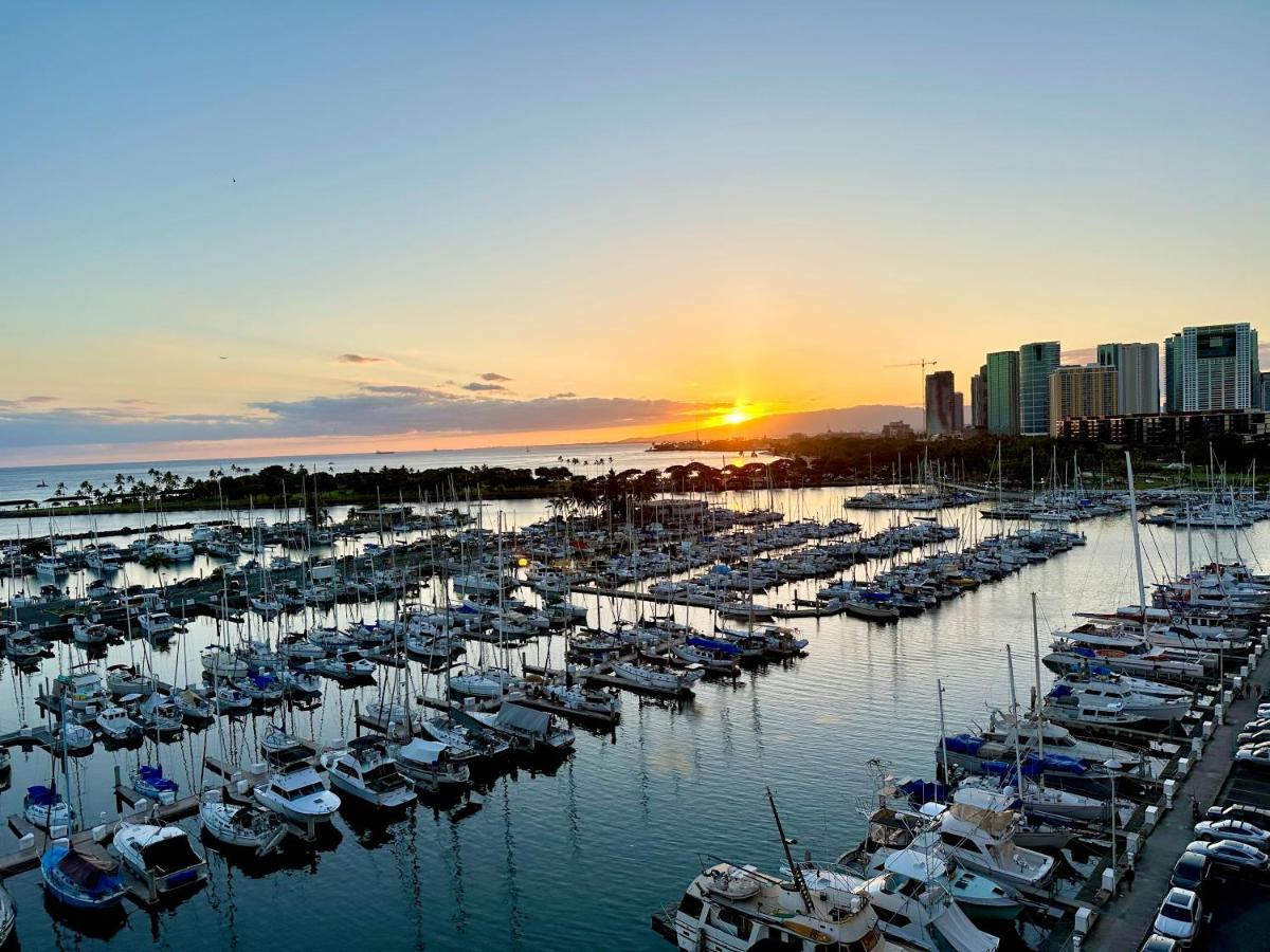 *remodeled Oceanfront In Waikiki - Ilikai Marina Honolulu