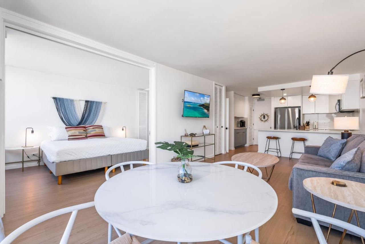*remodeled Oceanfront In Waikiki - Ilikai Marina