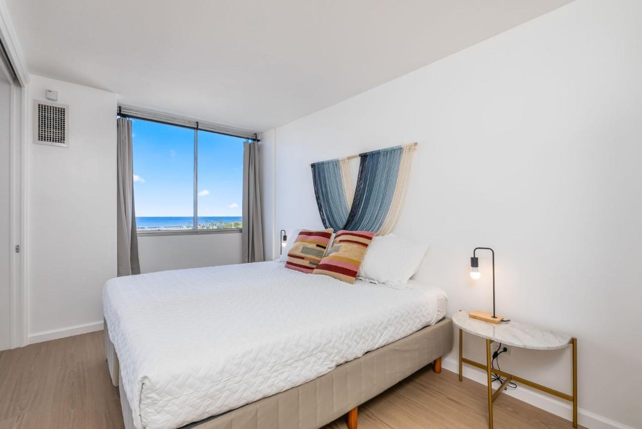 *remodeled Oceanfront In Waikiki - Ilikai Marina * Honolulu